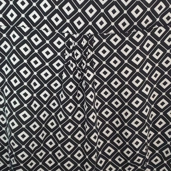 White House Black Market 100% Silk with a Two Option Sleeve Up or Down - Picture 7 of 13